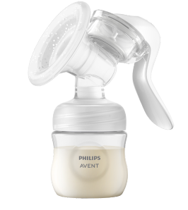 Mulher amamentando seu bebê recém-nascido