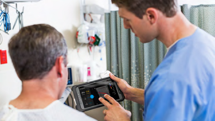 M&eacute;dico trabalhando no tablet