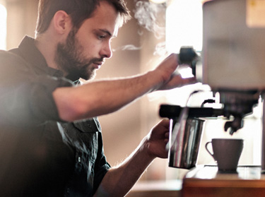 Barista fazendo caf&eacute;